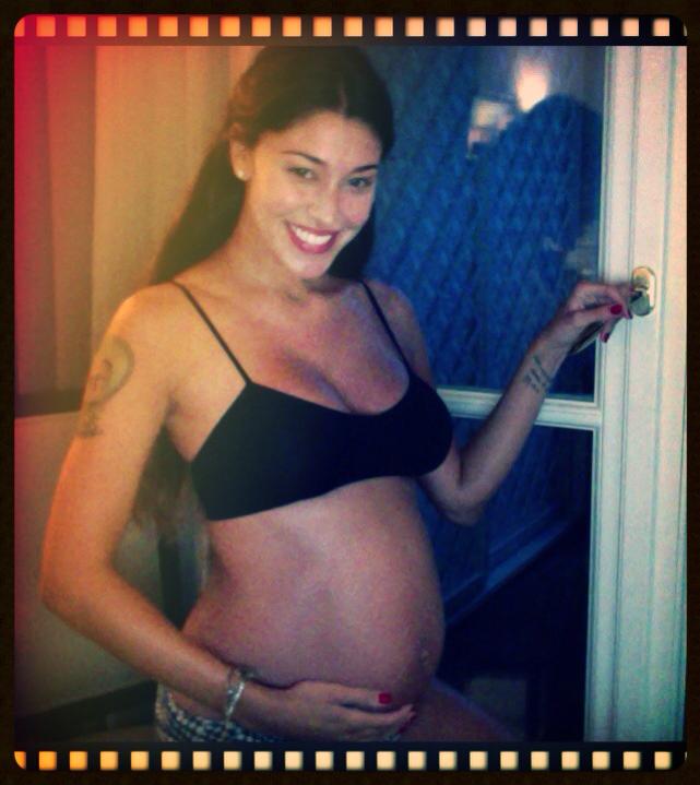 Belen Rodriguez mostra il pancione nudo su Facebook: foto preview