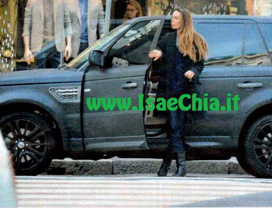 Nina Moric, critichi tanto Fabrizio Corona e poi parcheggi come lui! preview