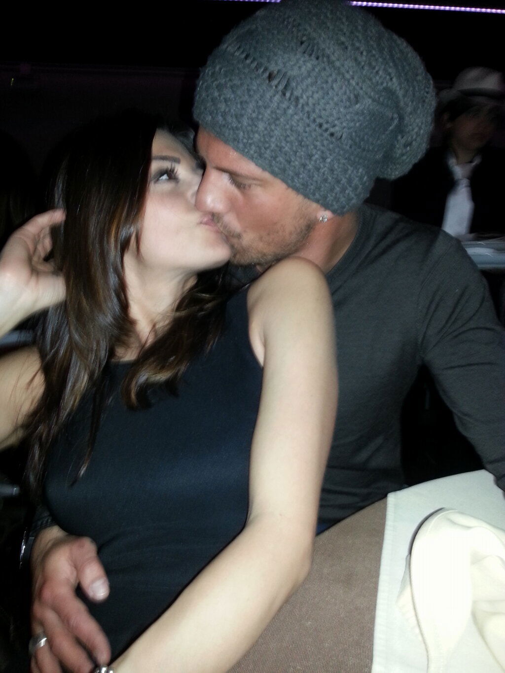 Serena Enardu, Elga Enardu e Diego Daddì ad uno spettacolo di Pago (neo fidanzato di Serena): foto article-post