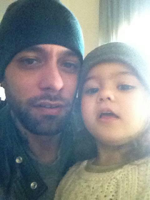 Nella fanpage di Karina Cascella una foto di Salvatore Angelucci con la piccola Givenvra: foto article-post