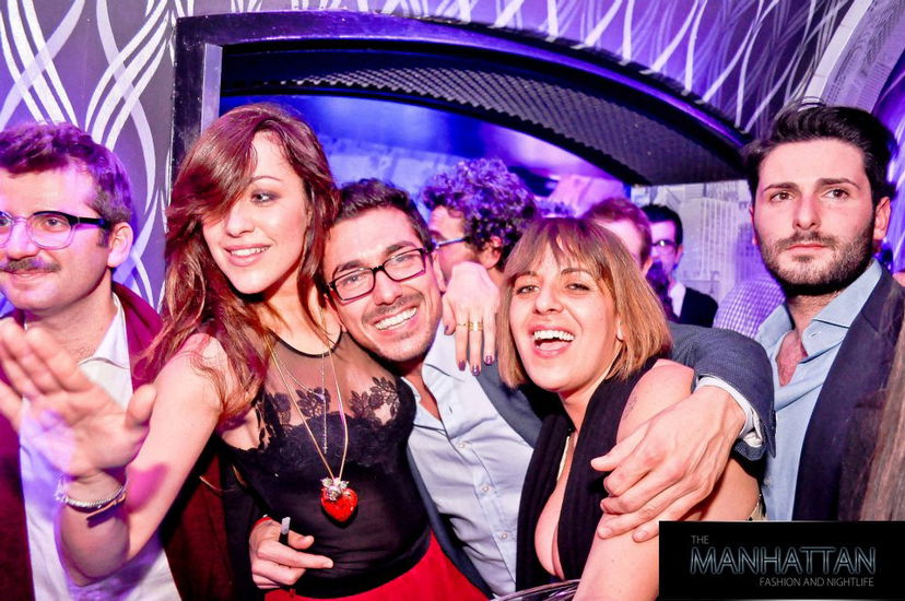 Teresanna Pugliese in discoteca con amici: foto preview