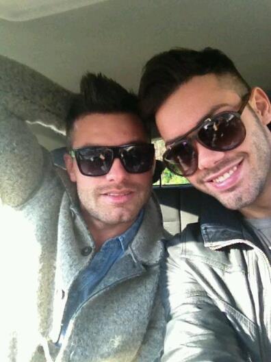 Eugenio Colombo augura una buona Pasqua a tutti i suoi fan e pubblica una foto con il fratello Vincenzo preview