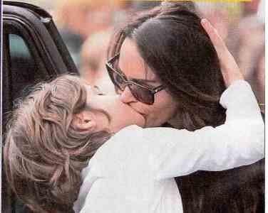 Il bacio di Nina Moric al figlio Carlos