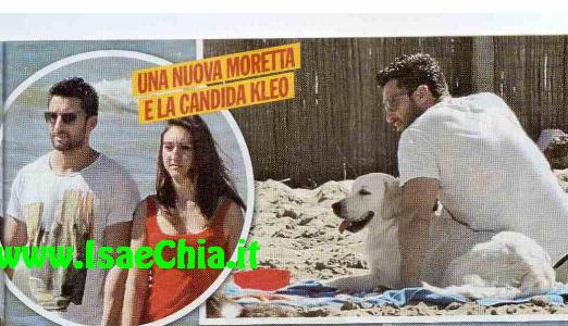 Ferdinando Giordano al mare si divide tra due cucciole article-post