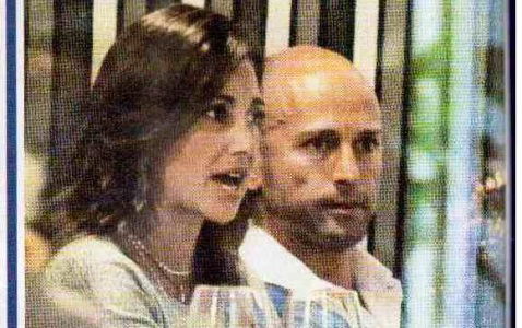 A tavola, la fidanzata parla e Stefano Bettarini…fissa il vuoto! preview