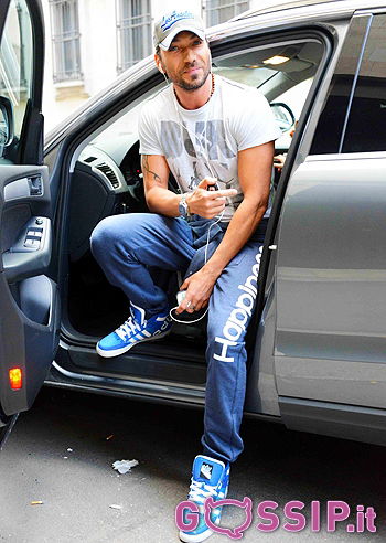 Costantino Vitagliano fa shopping a Milano con la nuova fidanzata: foto article-post