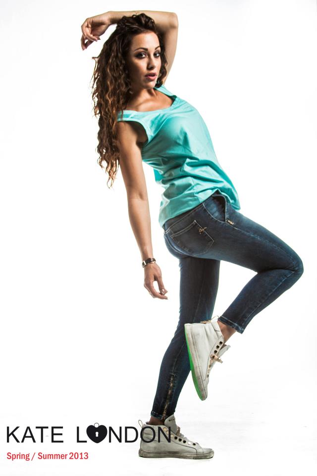 Teresanna Pugliese: altri scatti posati. E su Facebook scrive… preview