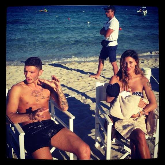 Belen Rodriguez e Stefano De Martino in Sardegna col piccolo Santiago:foto article-post