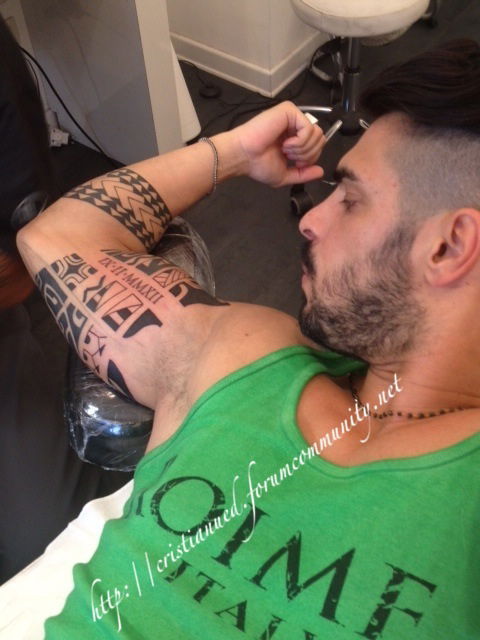 Cristian Gallella si fa tatuare la data della sua scelta: le foto preview