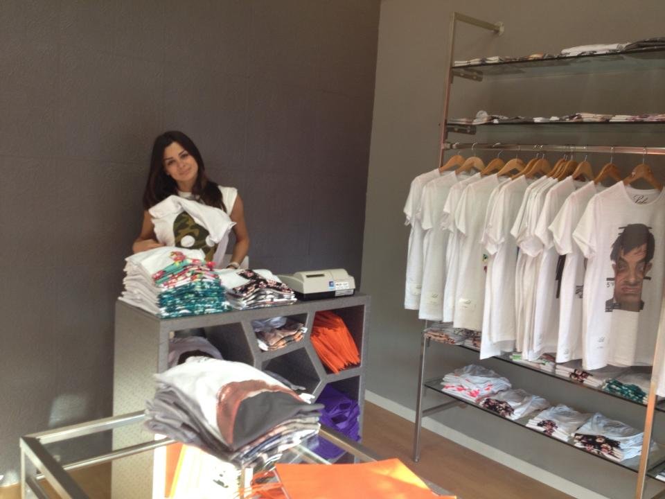 Elga Enardu apre un negozio di t-shirt: foto