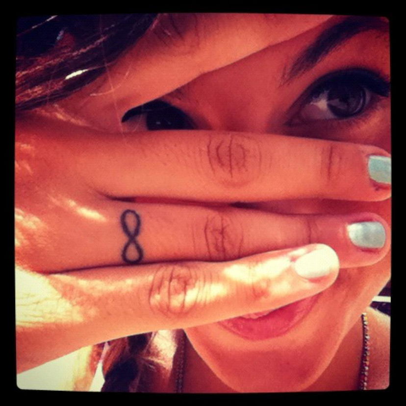 Giorgia Lucini e il giallo del tatuaggio sull’anulare: coperto il simbolo dell’infinito dedicato al suo ex Manfredi Ferlicchia? preview