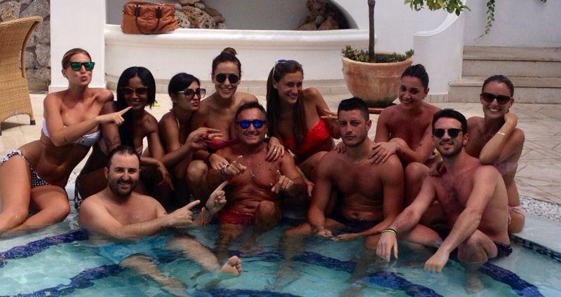 Teresanna Pugliese e Ramona Amodeo insieme al mare con gli amici: foto e video preview