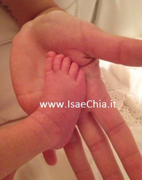 Alessandra Pierelli pubblica su Twitter la prima immagine del figlio appena nato: foto