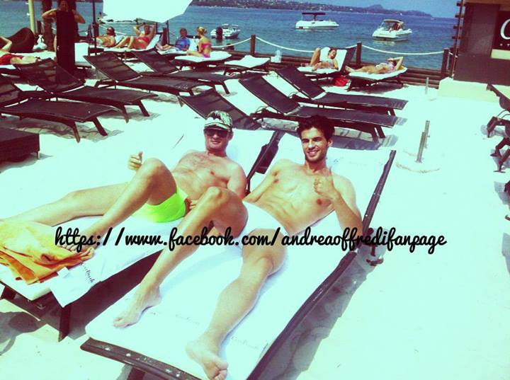 Andrea Offredi al mare con gli amici: foto article-post