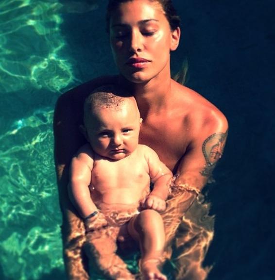 Belen Rodriguez, Stefano De Martino ed il piccolo Santiago: nuove foto preview