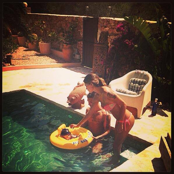 Belen Rodriguez e Stefano De Martino: nuove foto di coppia. E su Facebook Belen si scaglia contro Vanity Fair… preview