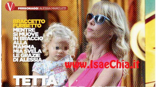 Tetta strabordante per Alessia Marcuzzi, una mamma esuberante article-post