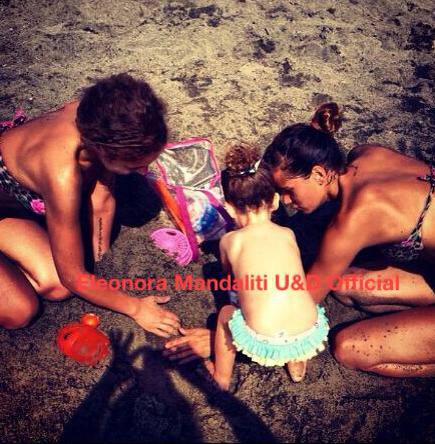 Eleonora Mandaliti e Claudia D’Agostino al mare con la piccola Penelope: foto article-post