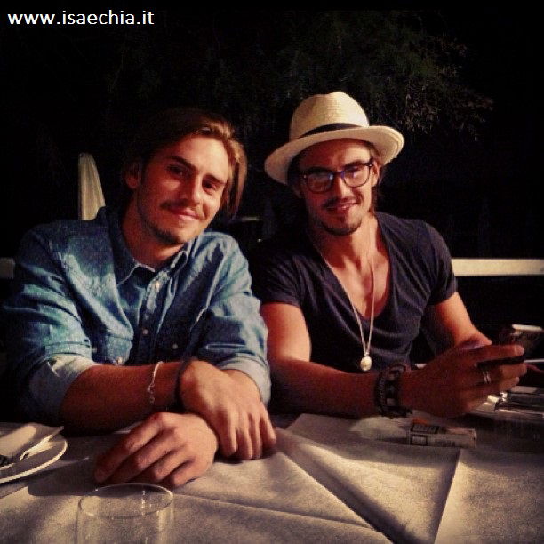 Francesco Monte col fratello Stefano e gli amici: foto article-post