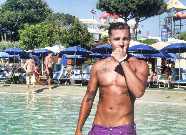Marco Carta pubblica nella sua fanpage alcuni scatti in piscina: foto preview