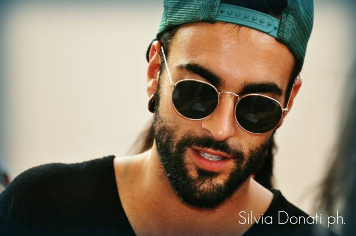 Fattore M: spazio dedicato a Marco Mengoni. La partecipazione al Radio Bruno Estate: video e foto. Le parole di apprezzamento di De Gregori. Emozioni al concerto di Govone. Aggiunte quattro nuove date a “L’essenziale Tour” article-post