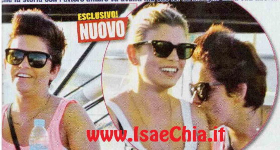 Senza Marco Bocci, Emma Marrone si regala vacanze in rosa e, con l’amica di sempre, l’intesa è al bacio article-post
