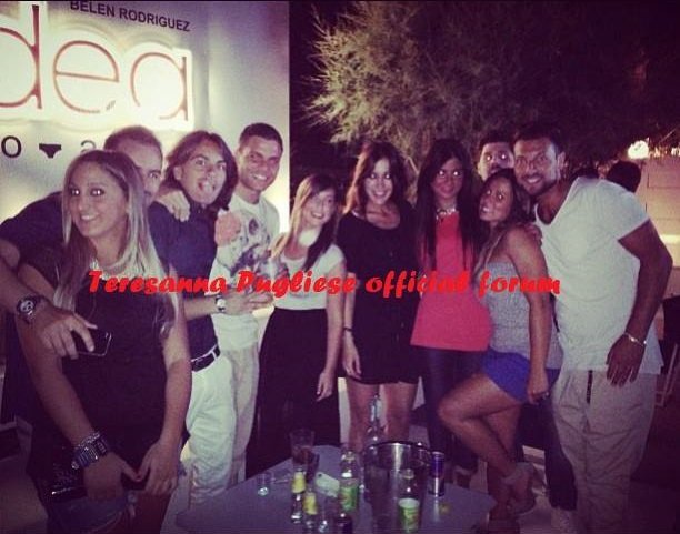 Teresanna Pugliese in discoteca con gli amici: foto