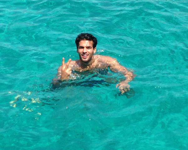 Andrea Offredi pubblica una nuova foto su Facebook e ai suoi fan scrive: “Volevo ringraziarvi per avermi sempre sostenuto e compreso, anche in momenti critici dove magari era più facile puntare il dito contro di me…” preview