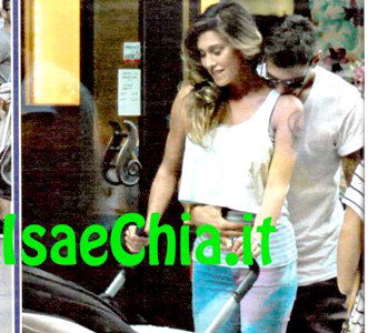 Belén Rodriguez è così sexy che Stefano De Martino non resiste …E con la bambina vanno a nozze, mentre la famiglia va contro Selvaggia Lucarelli article-post