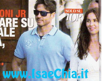 Per tirare su il morale di Pier Silvio Berlusconi, Silvia Toffanin prova l’abito bianco preview