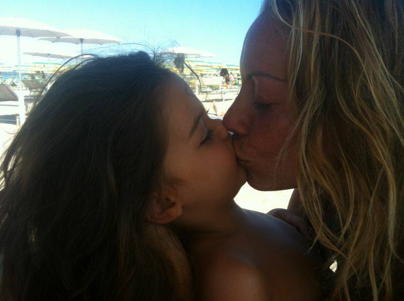 Karina Cascella in vacanza a Riccione: foto article-post