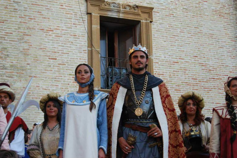 Francesco Monte in abiti medievali per il Palio dei Normanni: le foto preview