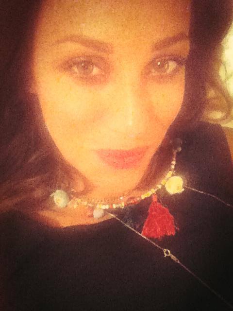 Teresanna Pugliese condivide su Facebook la lettera di Brad Pitt per Angelina Jolie e pubblica una sua nuova foto dalla Sicilia… preview