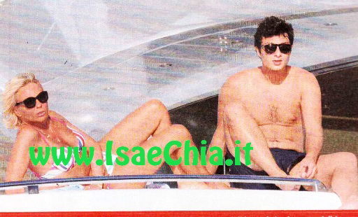 La svolta di Maria De Filippi, sempre materna ma ancora più sensuale: merito…dell’amore! article-post