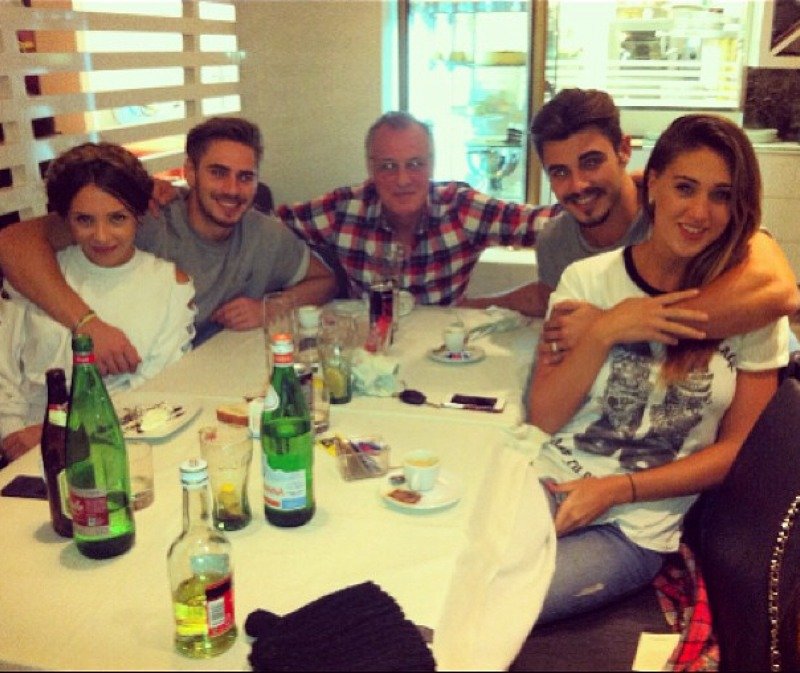 Francesco Monte e Cecilia Rodriguez a cena con papà Angelo, Stefano Monte e Valentina Scognamiglio: foto