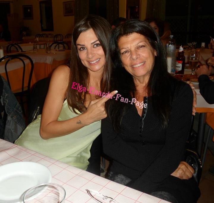 Elga Enardu con la mamma: foto article-post