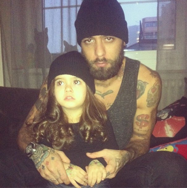 Karina Cascella pubblica su Instagram una foto di Salvatore Angelucci con la piccola Ginevra article-post