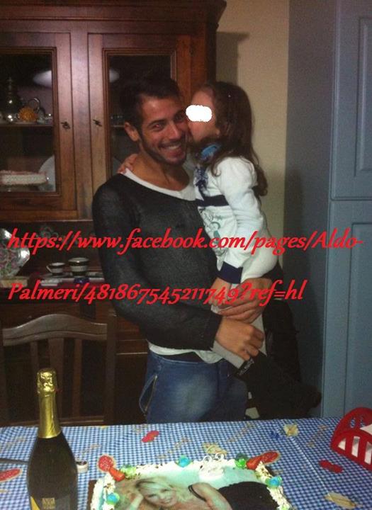 Aldo Palmeri festeggia il compleanno in famiglia con una torta molto particolare: foto preview