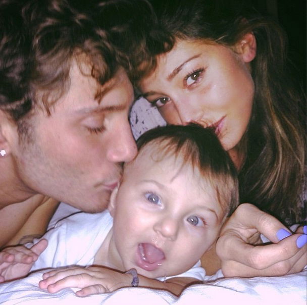 Belen Rodriguez, Stefano De Martino ed il piccolo Santiago: nuove foto preview