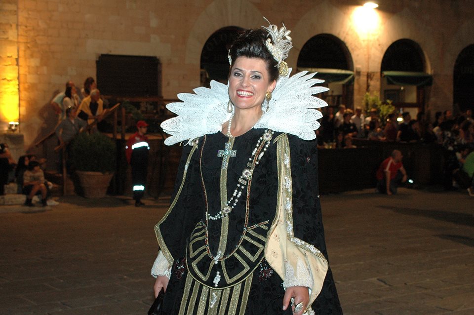 Elga Profili: foto d’archivio della dama del Trono over di ‘Uomini e Donne’ article-post