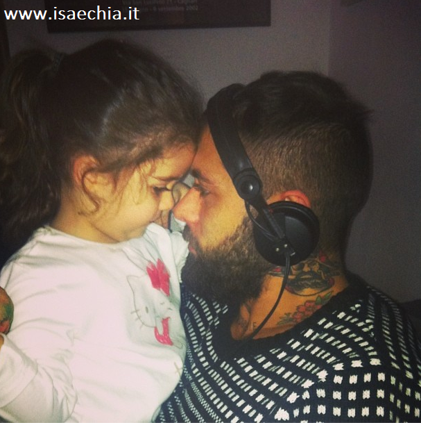 Karina Cascella pubblica su Instagram una foto di Salvatore Angelucci con la piccola Ginevra