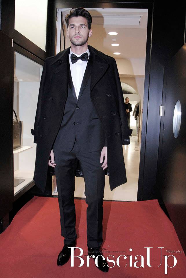 Andrea Offredi sfila all’inaugurazione di una boutique: le foto preview