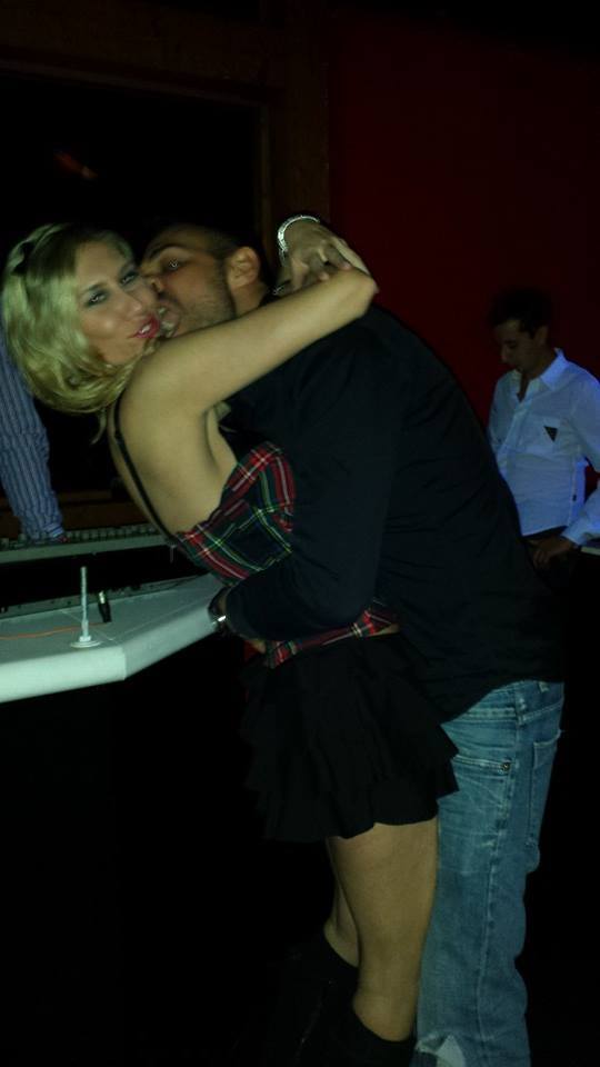 Leonardo Greco in discoteca scatenato con una bionda: le foto preview