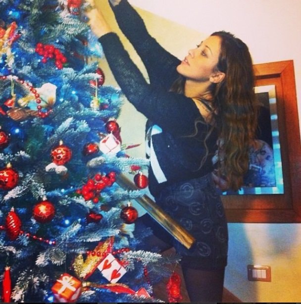 Teresanna Pugliese alle prese con l’albero di Natale: foto