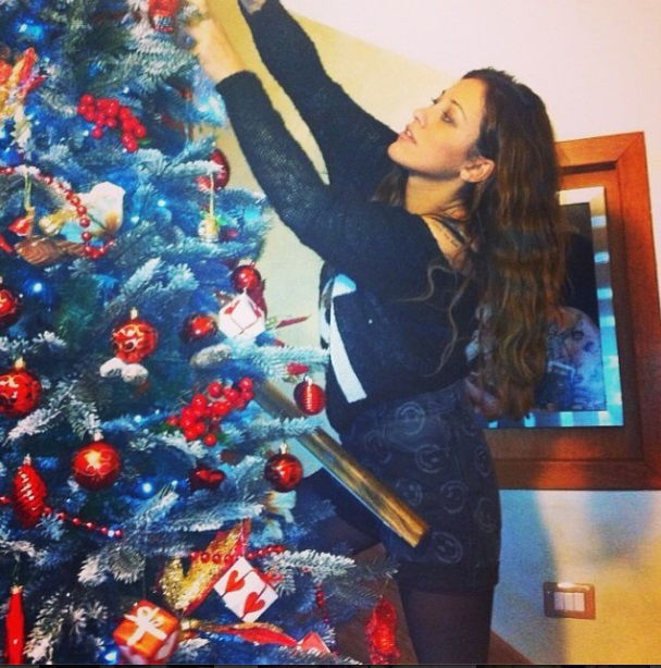 Teresanna Pugliese alle prese con l’albero di Natale: foto preview