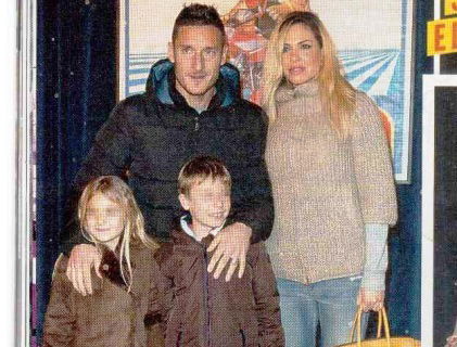 Tra Francesco Totti e Ilary Blasi è tutto un circo preview