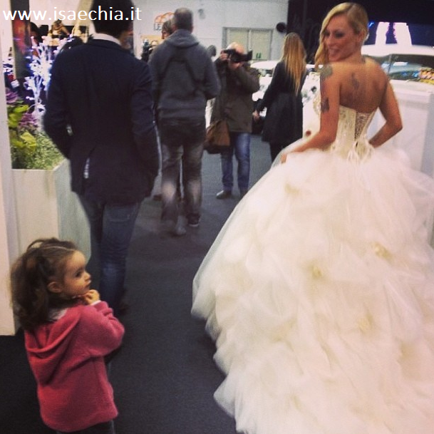 Karina Cascella in abito bianco alla fiera ‘E’ sposa’: le foto preview