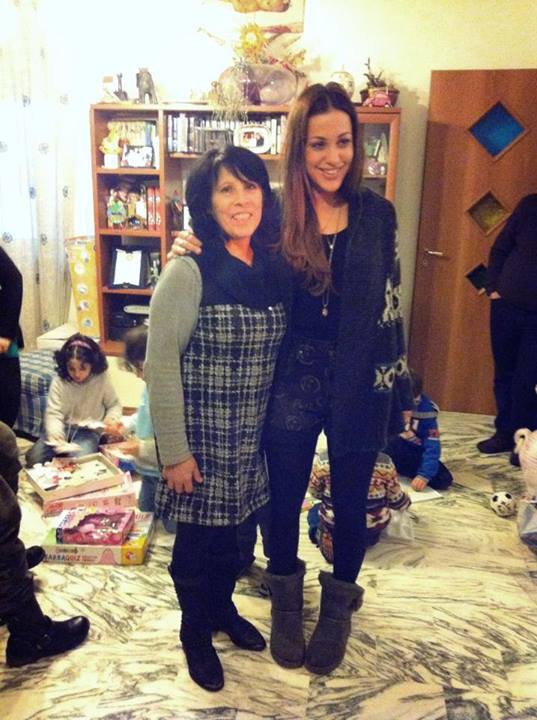 Teresanna Pugliese porta dei regali ai bimbi bisognosi: foto preview
