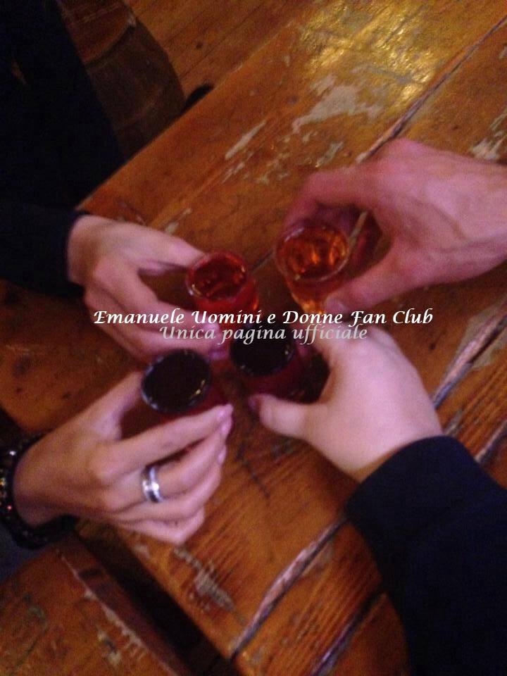 Emanuele Trimarchi pubblica una foto su Facebook e scrive: “Brindiamo all’amore e all’amicizia!” preview