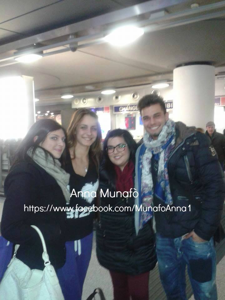 Anna Munafò ed Emanuele Trimarchi: alcuni fan li incontrano all’aeroporto di Catania con le telecamere di ‘Uomini e Donne’ al seguito (foto) article-post